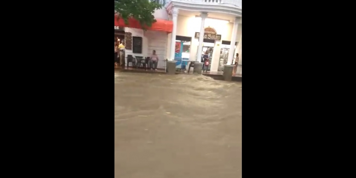 Jader Fontalvo El aguacero que cayó este sábado en Santa Marta generó caos en la vía a Minca.