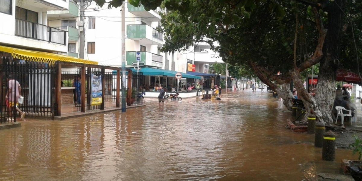 Iván Calderón Totalmente inundada, así quedaron las calles de el Rodadero tras el impacto de la onda de tsunami.