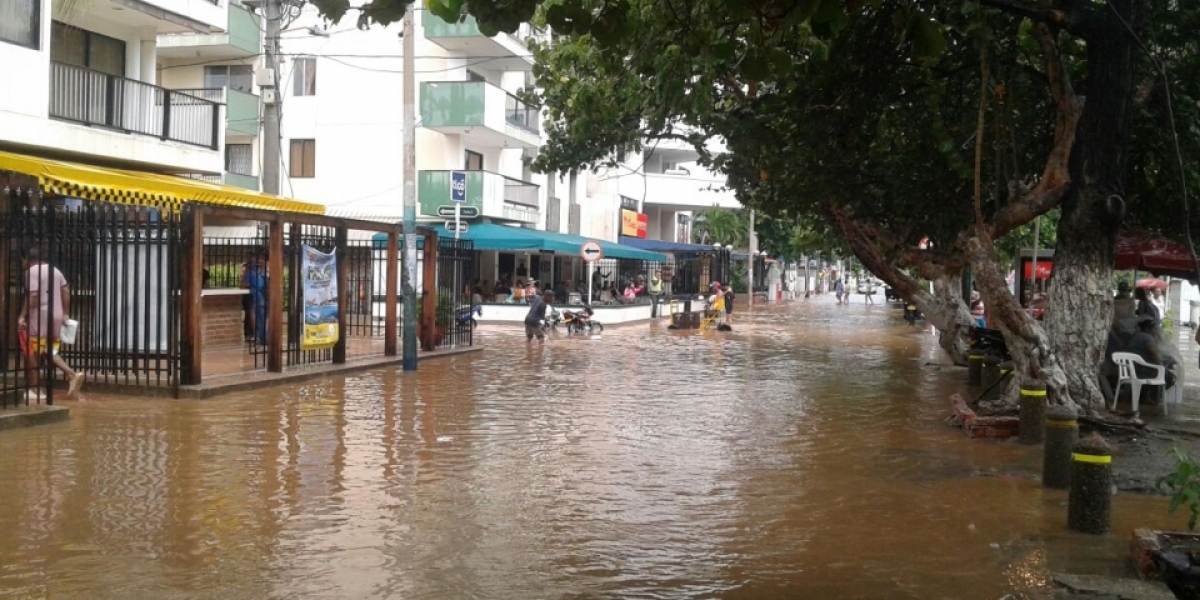 Totalmente inundada, así quedaron las calles de el Rodadero tras el impacto de la onda de tsunami.