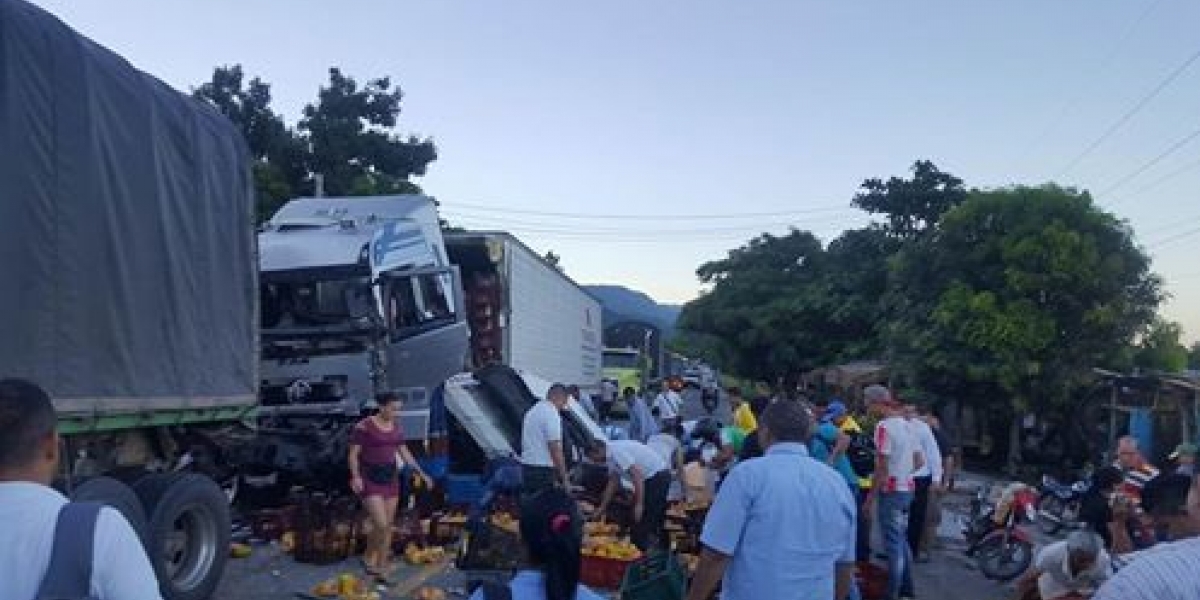 La acción de la comunidad quedó registrado en fotografías y videos en los que se observa como mujeres, niños, jóvenes y mototaxistas, sacaban las canastas con los pollos.