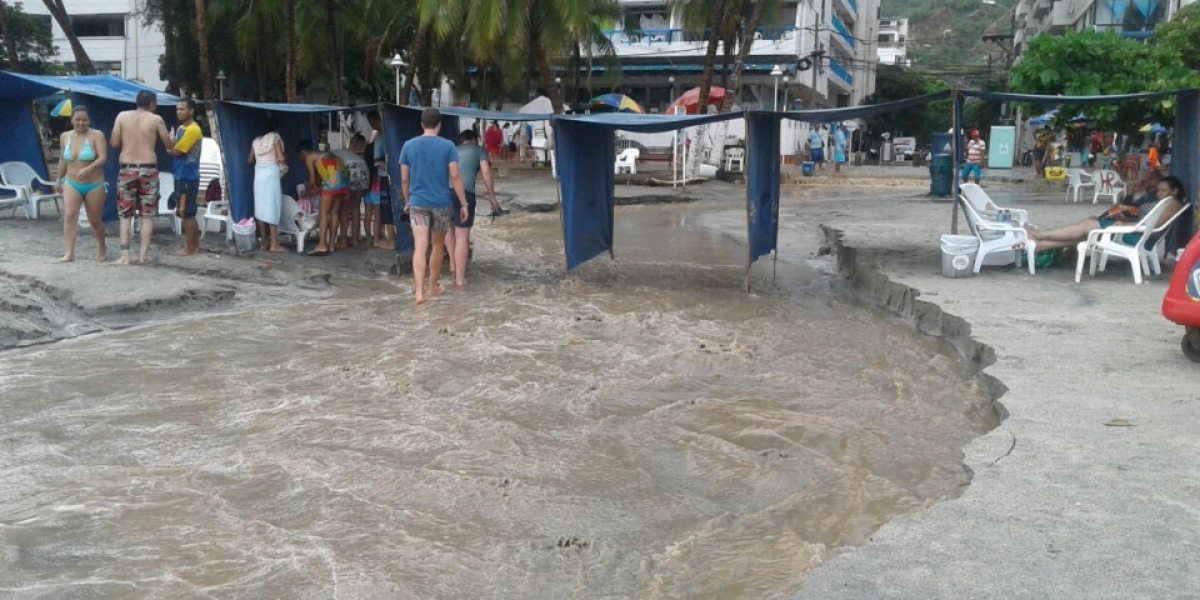 El impacto de la onda tsunami atravesó la playa de El Rodadero y llegó hasta las calles.