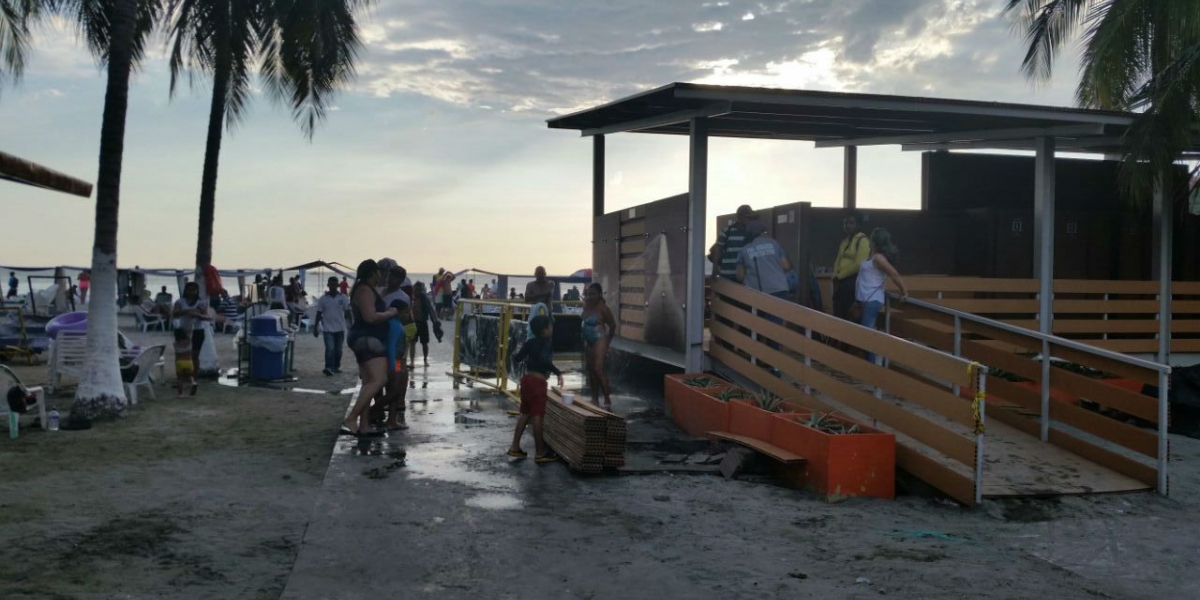 Seguimiento.co En los baños donados por la Drummond únicamente funcionan las duchas y permiten a los bañistas cambiarse.