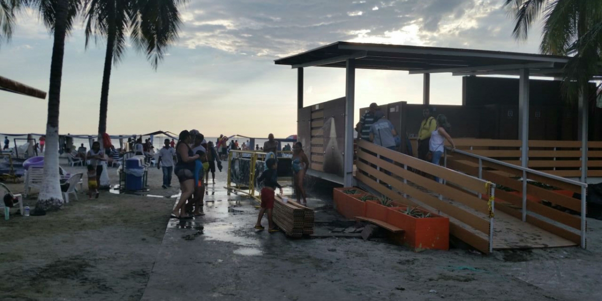 En los baños donados por la Drummond únicamente funcionan las duchas y permiten a los bañistas cambiarse.