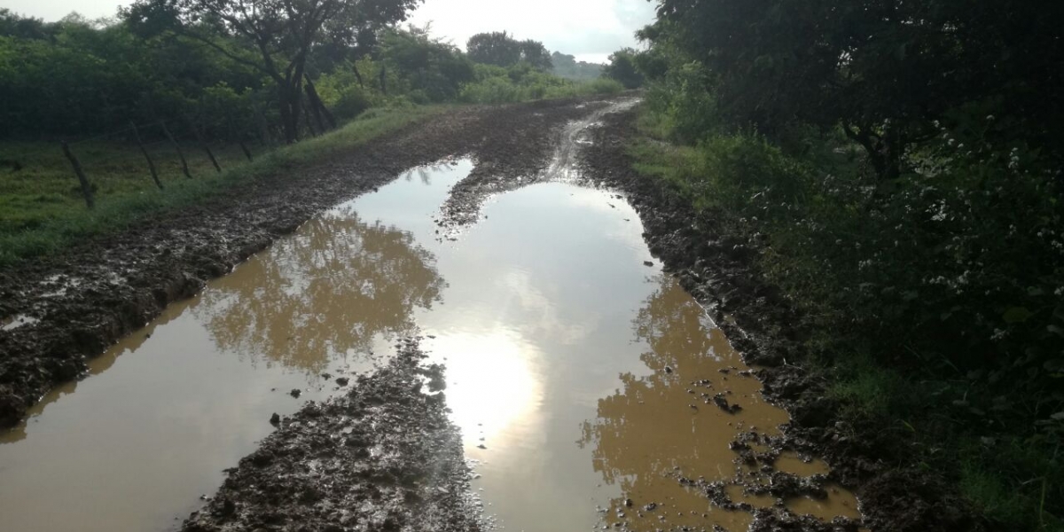 SEGUIMIENTO.CO La vía de acceso se encuentra totalmente intransitable para los vehículos que en el intento de atravesar quedan averiados en el lodazal.