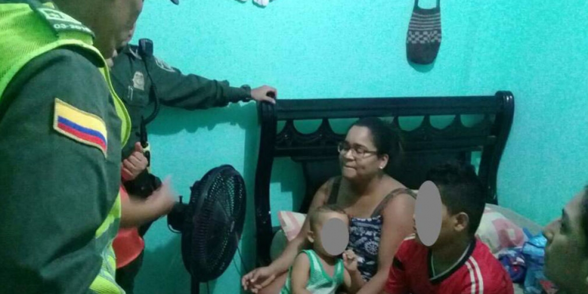 Uniformados de la Policía Metropolitana de Santa Marta durante la entrega del menor a sus familiares.