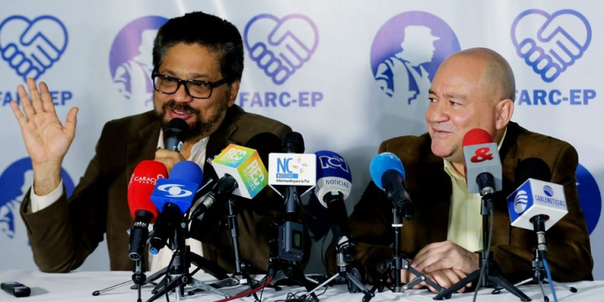 En la imagen, los miembros del Estado Mayor de las FARC Luciano Marín (i), alias "Iván Márquez", y Julián Gallo Cubillos (d), alias "Carlos Antonio Lozada"