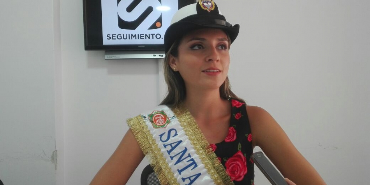Seguimiento.co La Capitana Distrital del Mar, Andrea Corredor, en su visita a Seguimiento.co.