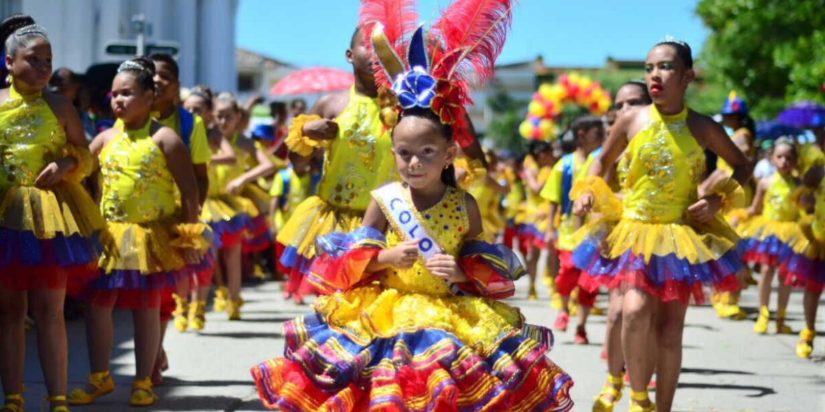 Los asistentes disfrutaron de un desfile lleno de alegría, color, baile y emociones.