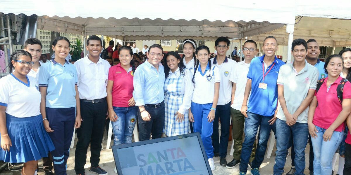 Alcalde con estudiantes durante el evento.