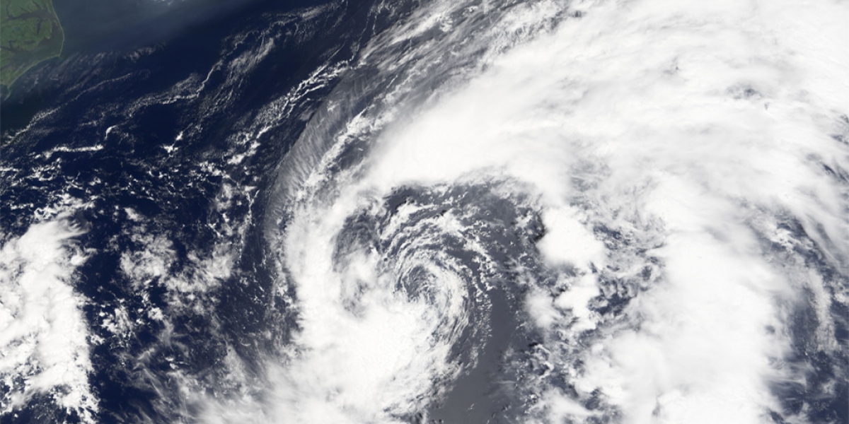 kienyke.com Harvey se localiza en el oriente del Mar Caribe en 13,1N 59,1W y se desplaza en dirección oeste con una velocidad de 16 nudos (30km/h) y con vientos máximos sostenidos de 35 nudos (65 km/h).