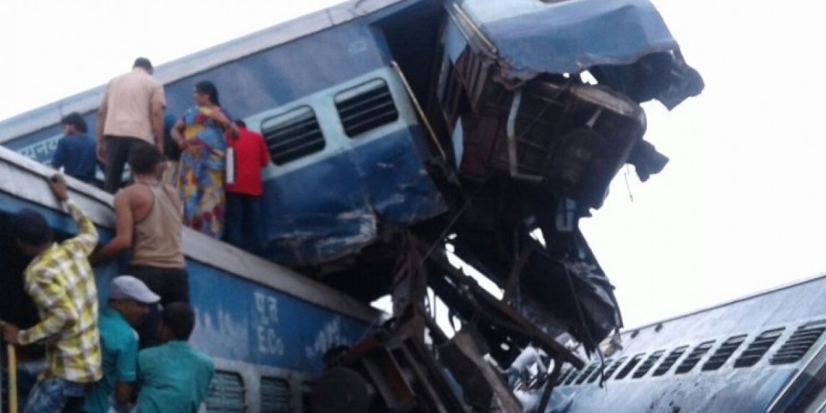 Zonacero.com Improvisados socorristas intentan rescatar a los heridos en el descarrilamiento del tren.