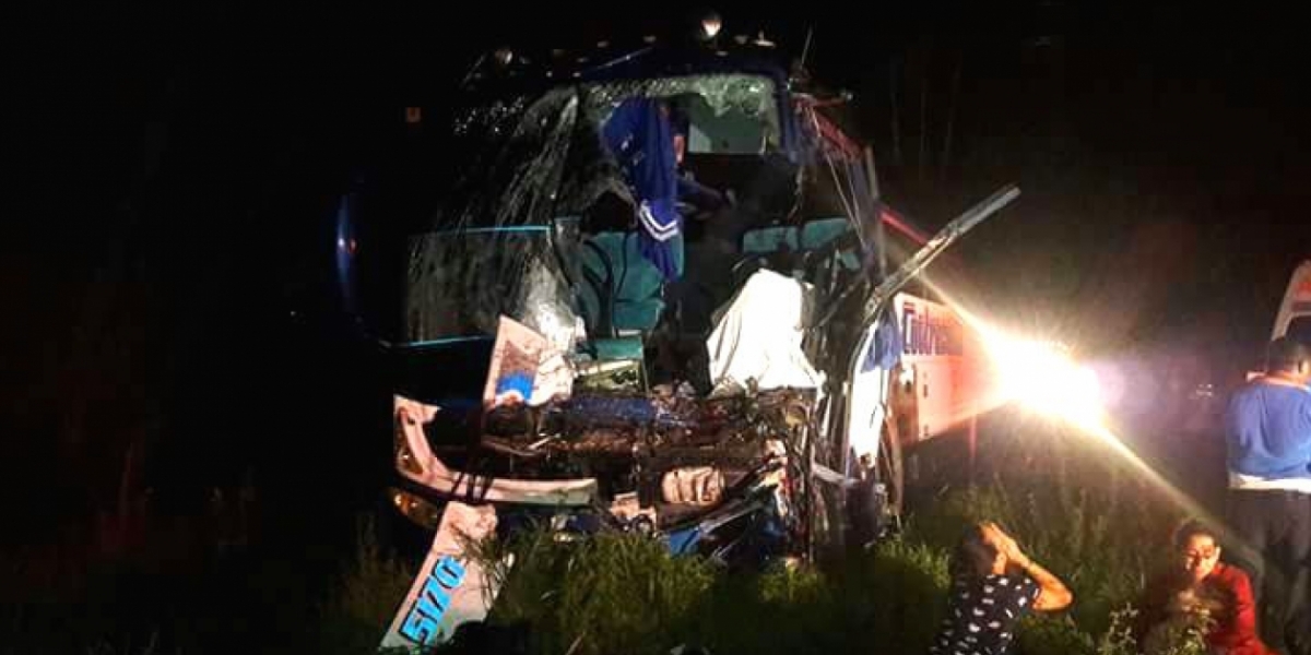 Zonacero.com El bus quedó destruido en la parte frontal.