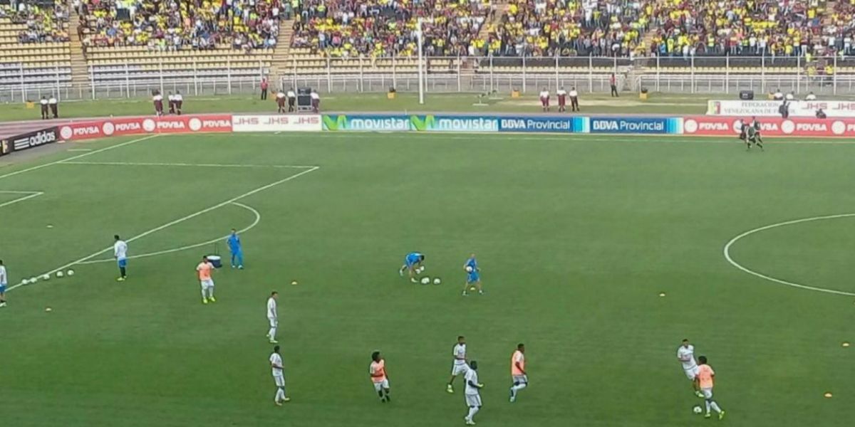 Zonacero.com El equipo colombiano durante el calentamiento en el campo de juego.