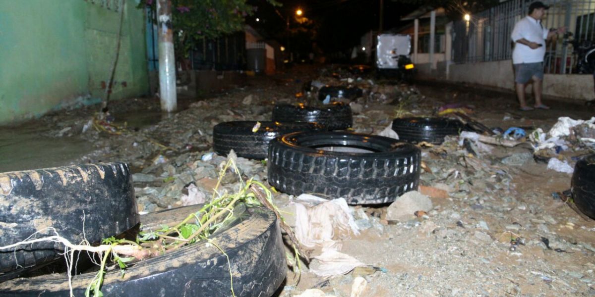 Unidad de Riesgo Distrital Llantas, neveras, colchones y basuras fueron retirados de las calles y rejillas de evacuación de agua.