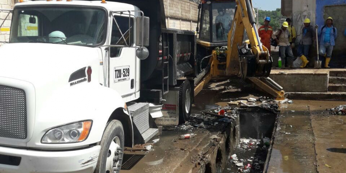 Fueron removidas 40 toneladas de lodo y basura que obstruían los colectores de aguas lluvias, ayudando en gran medida a la comunidad.