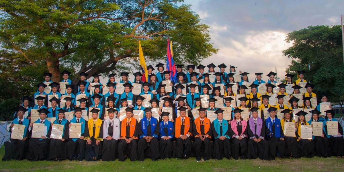 Unimagdalena. La Plazoleta Los Almendros de la Universidad del Magdalena fue epicentro para la graduación de 572 jóvenes.
