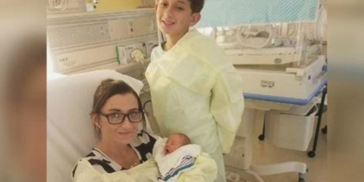 Jayden, su madre Ashley y su hermano Daxx en la clínica a donde fueron remitidos.