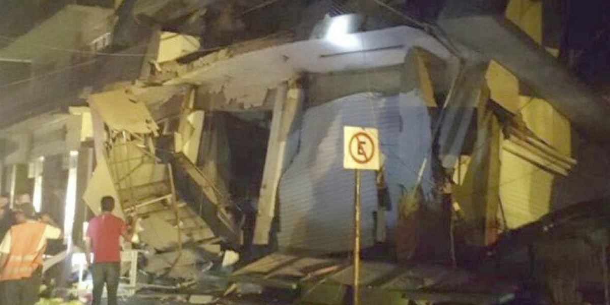 Internet Este edificio colapsó por la fuerza del movimiento telúrico.