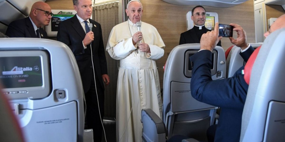 AFP Papa Francisco, en rueda de prensa durante el vuelo de regreso