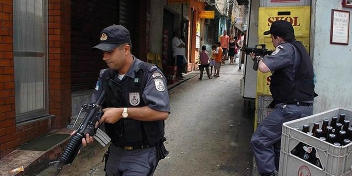 Policía de Río de Janeiro inspecciona una favela.