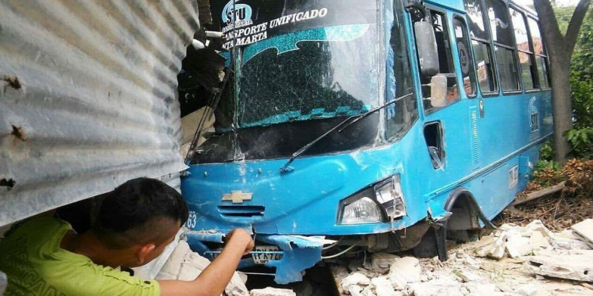 Cortesía. La buseta se estrelló contra una vivienda.