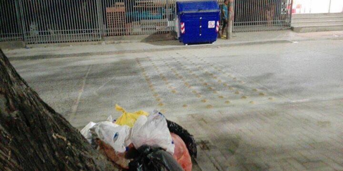 Redes sociales Los samarios aún no se acostumbran a usar los contenedores de basura.