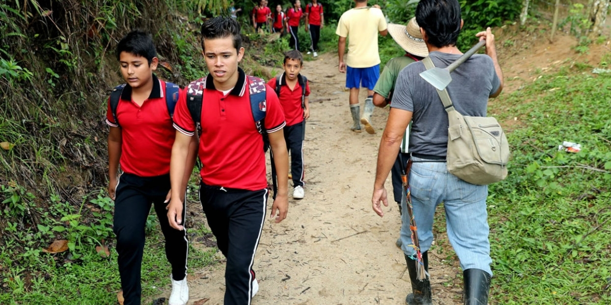 iños del hogar juvenil campesino camino al colegio Monseñor Sarmiento Peralta en la población Las Mercedes.