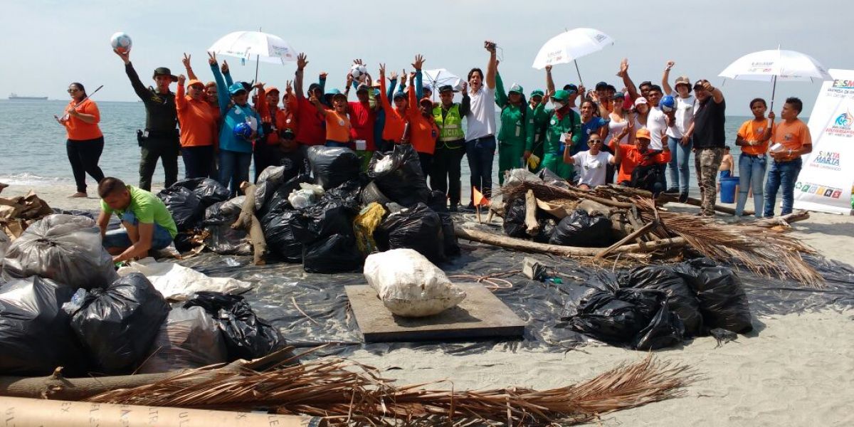 alcaldía de Santa Marta. Essmar y la organización del festival de música electrónica Storyland, realizaron una Playatón para limpiar la playa.