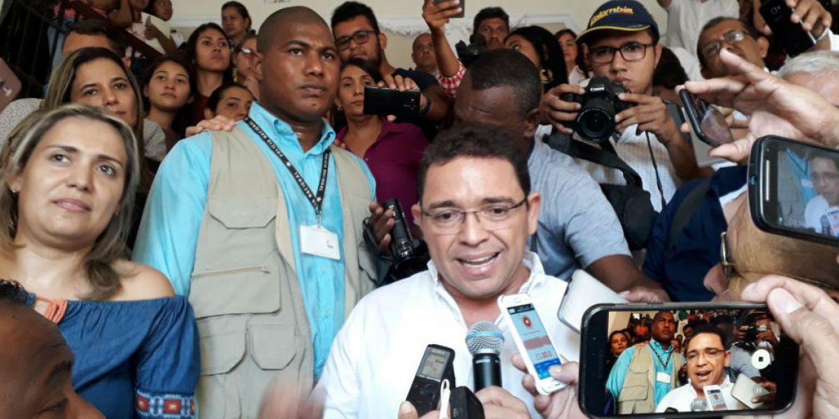 Seguimiento.co Rafael entregando declaraciones a su regreso a la alcaldía.