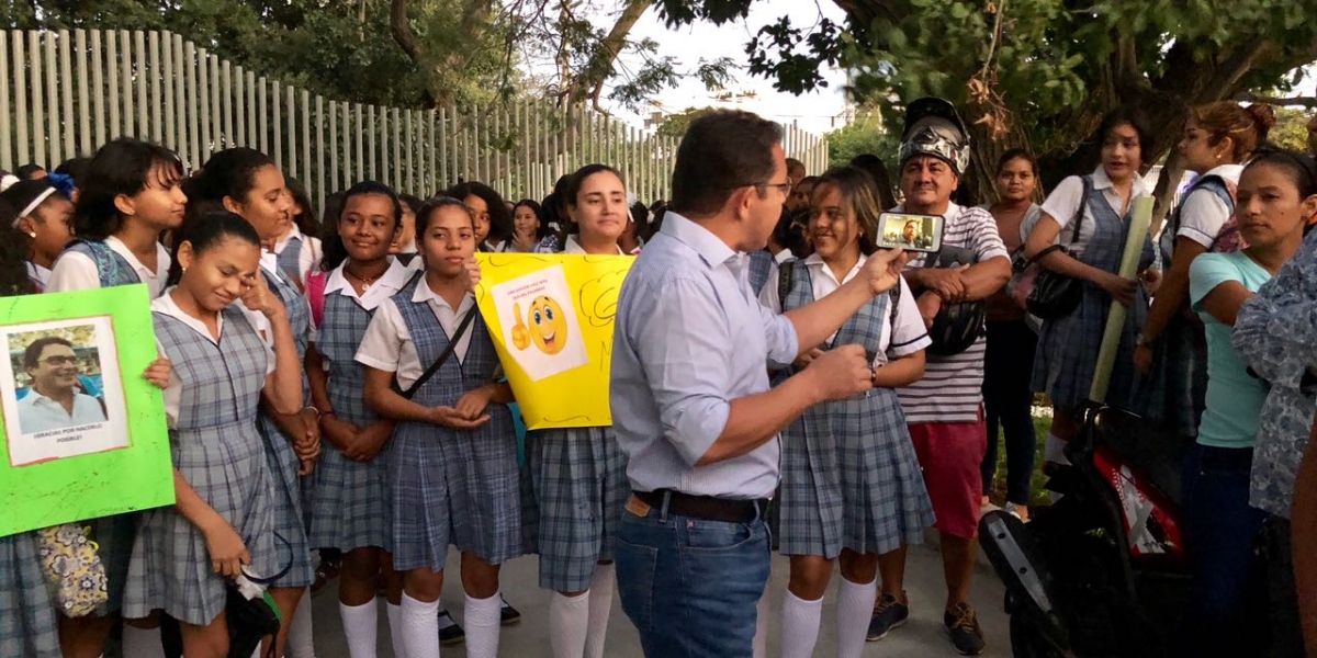 Cortesía Alcalde Rafael Martínez, haciendo entrega del Instituto Magdalena.