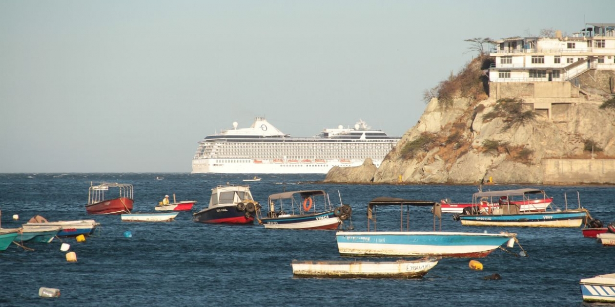 El crucero de la línea Oceania Cruises saliendo del Puerto. 