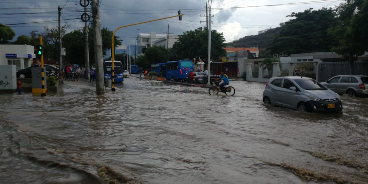 Twitter. @GestionRiesgoSM. Así quedaron algunas calles con el aguacero.
