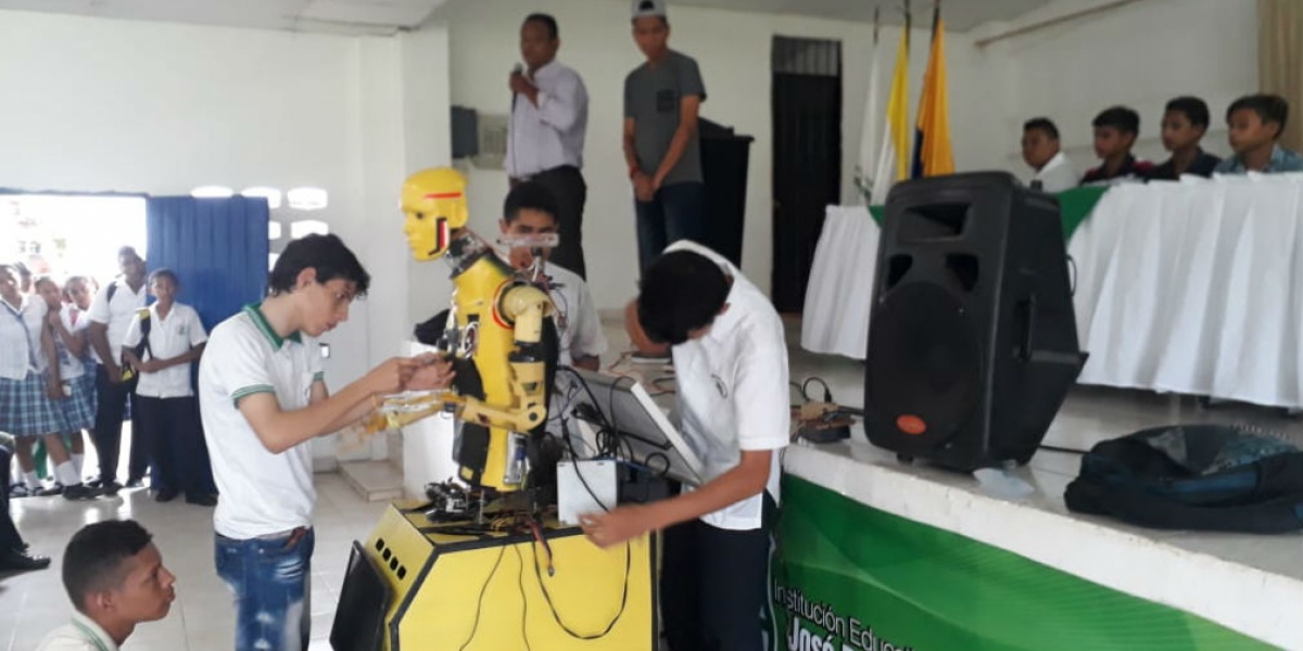 Cortesía El robot fue ingeniado por el docente David Mendoza.