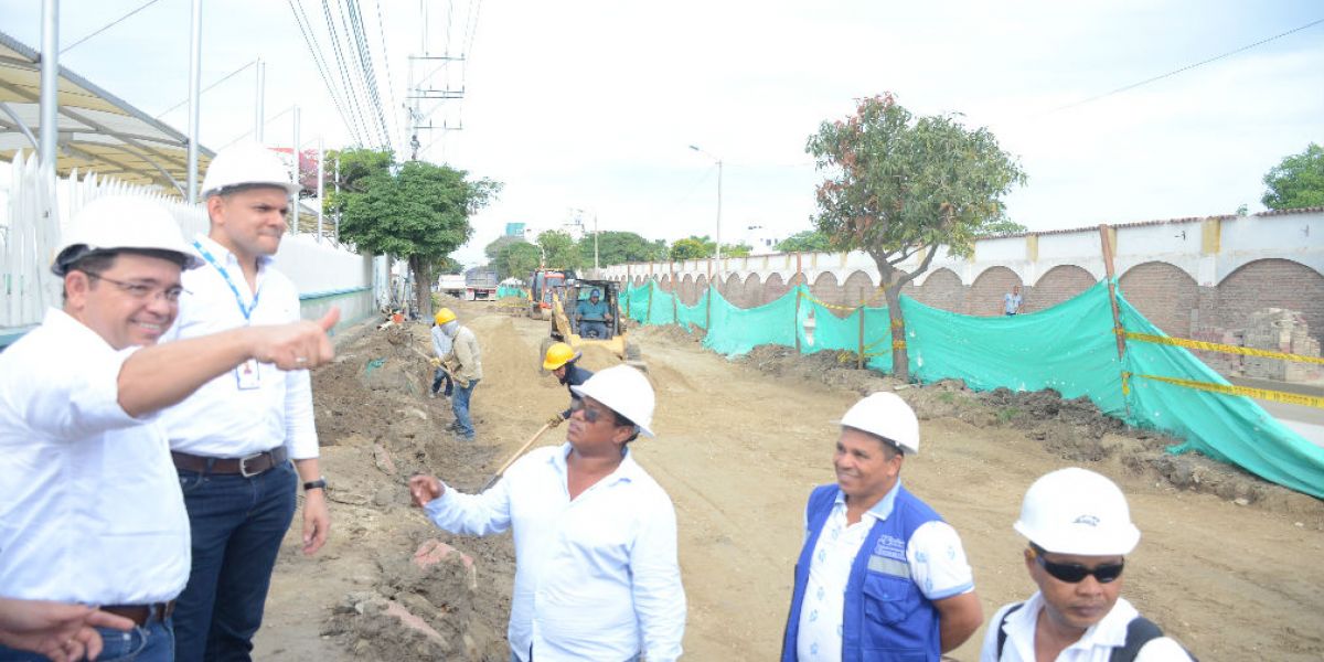 Cortesía El alcalde de Santa Marta, Rafael Martínez, inspecciona obras de calle 22.