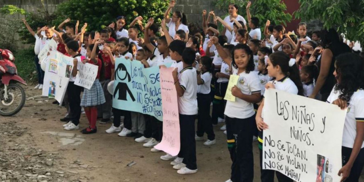 Protesta de comunidad educativa en Fundación.