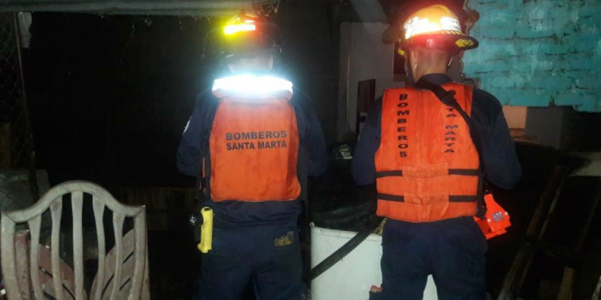 Bomberos Vivienda colapsada en el barrio El Carmen.