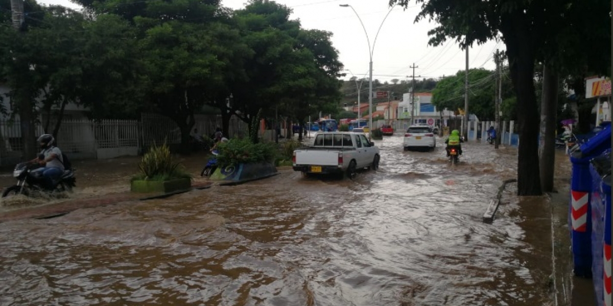 Las lluvias también anegaron algunos puntos en la Avenida del Río.