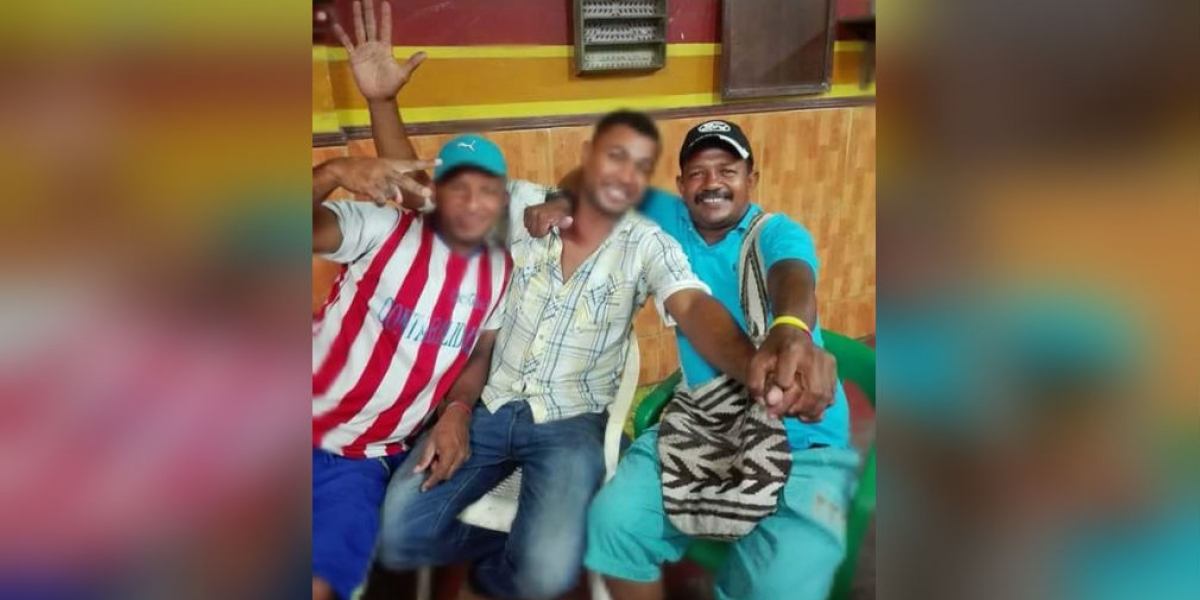Cortesía. Adolfo Arrieta departiendo con amigos.