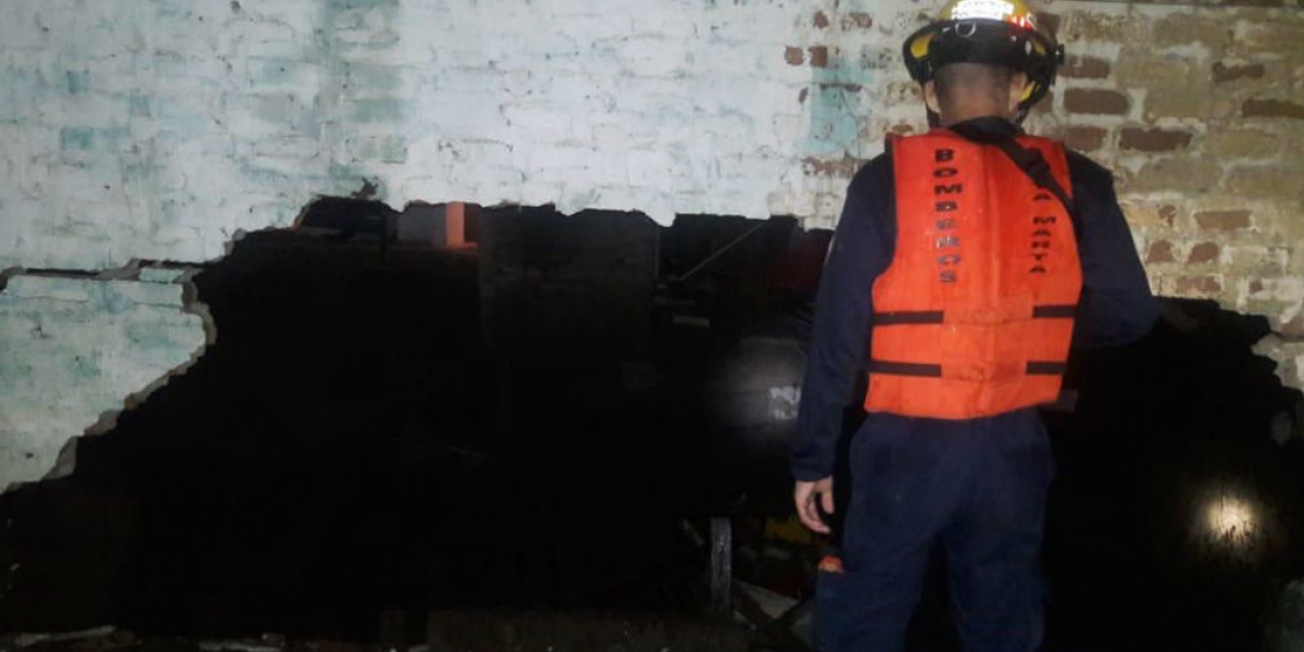Bomberos Vivienda colapsada por aguacero.