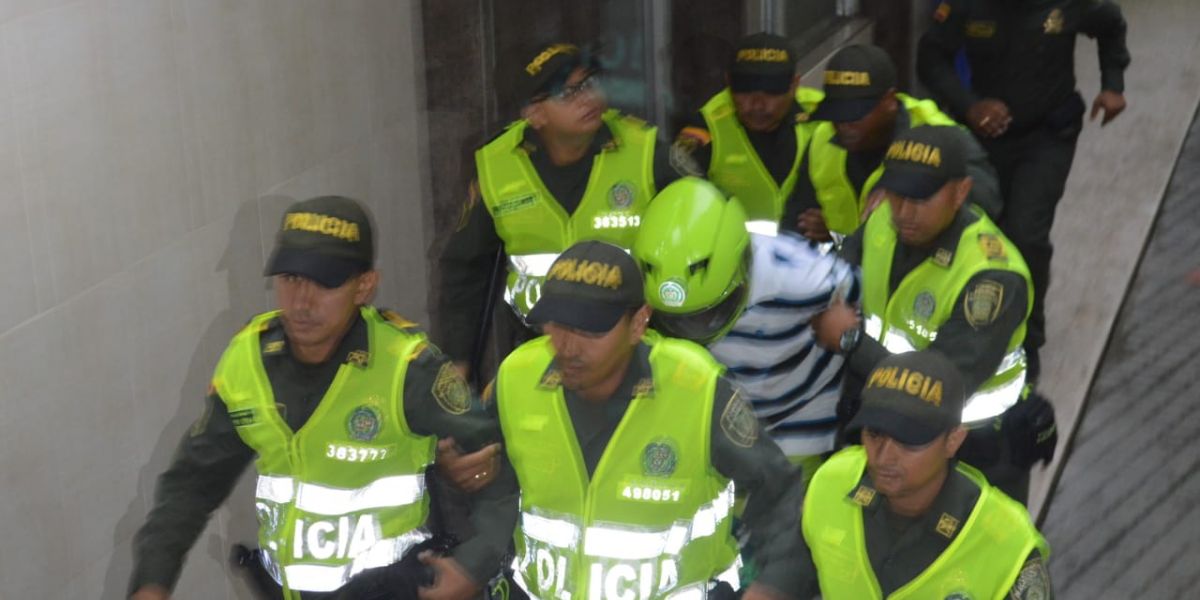 Seguimiento.co Momento en que Adolfo Arrieta García es sacado de la audiencia de imputación.