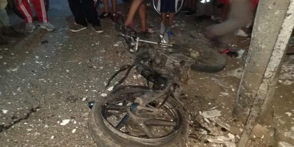  La explosión, que ocurrió anoche frente a la casa del personero municipal, Víctor Salas. 