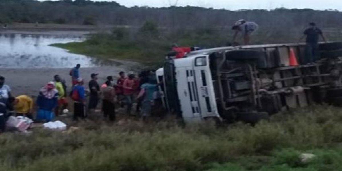 El camión quedó a un costado de la vía. 