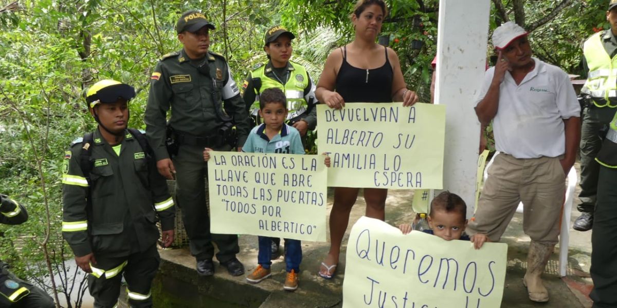 Policía La comunidad de Tigrera clama para que aparezca el niño Alberto Cardona.