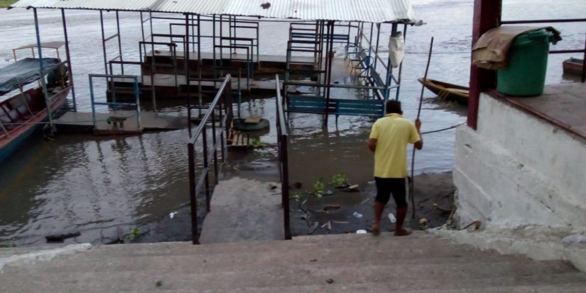 Wilder Álvarez. Hundimiento del Puerto Fluvial o boya azul de la localidad, la cual colapsó.