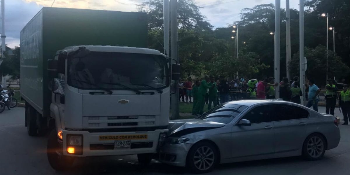 El carro de la víctima chocó con un camión de Servientrega.