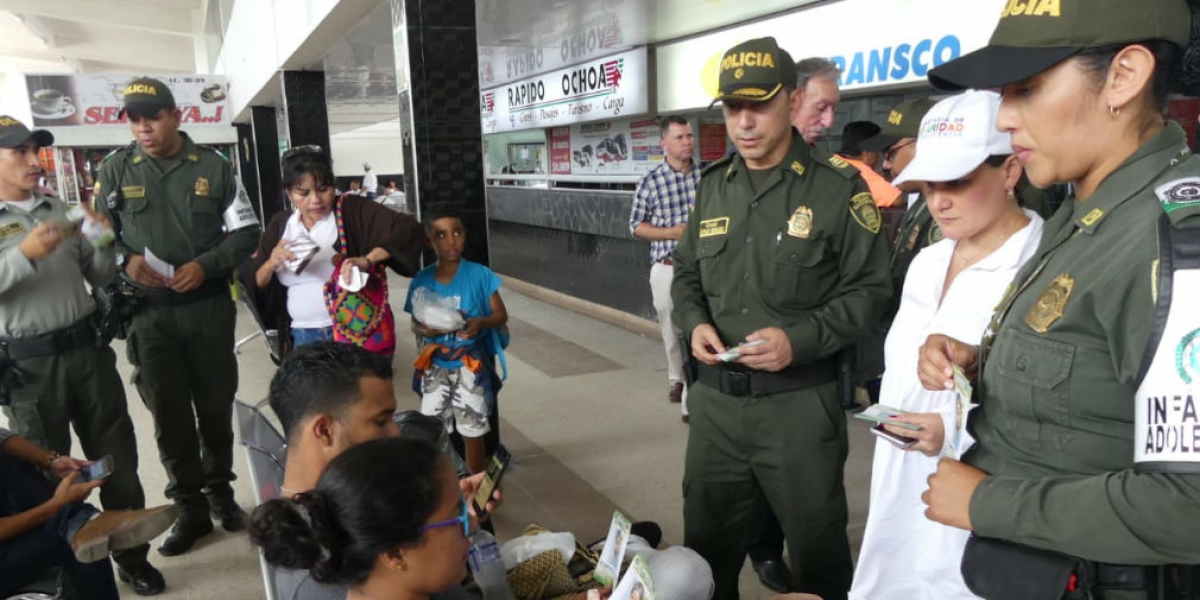Policía Metropolitana de Santa Marta Entrega de volantes por parte de la Policía.