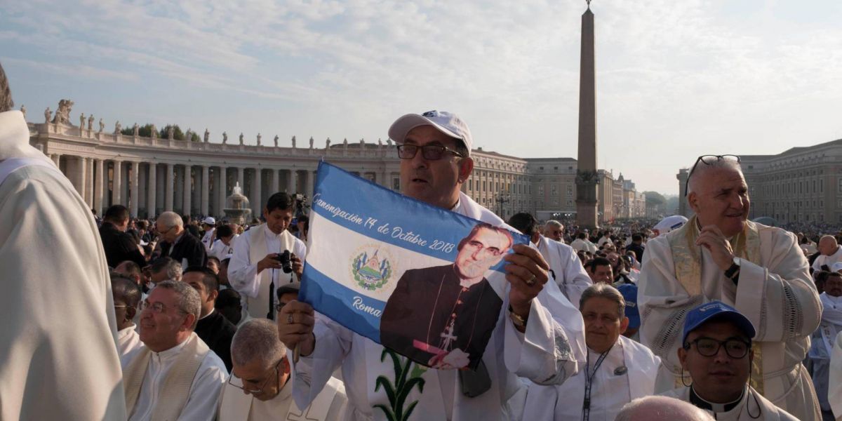 El País Miles de personas, religiosos y autoridades asistieron a la solemne proclamación en el Vaticano.