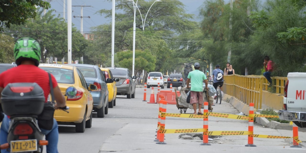 Seguimiento.co La vía tiene huecos y hundimiento de placa.