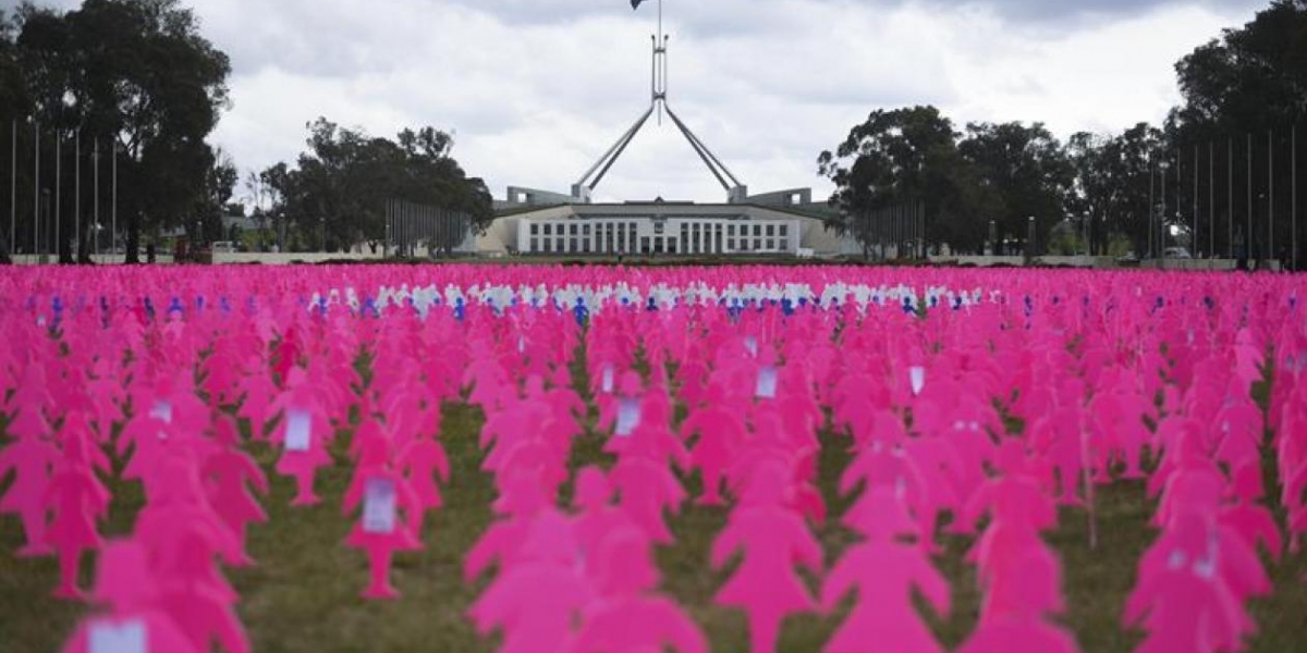 Vista general de algunas de las 6.000 siluetas de mujeres rosas que sirven de memorial sobre el cáncer de mama en las afueras de la Casa del Parlamento en Canberra (Australia). 