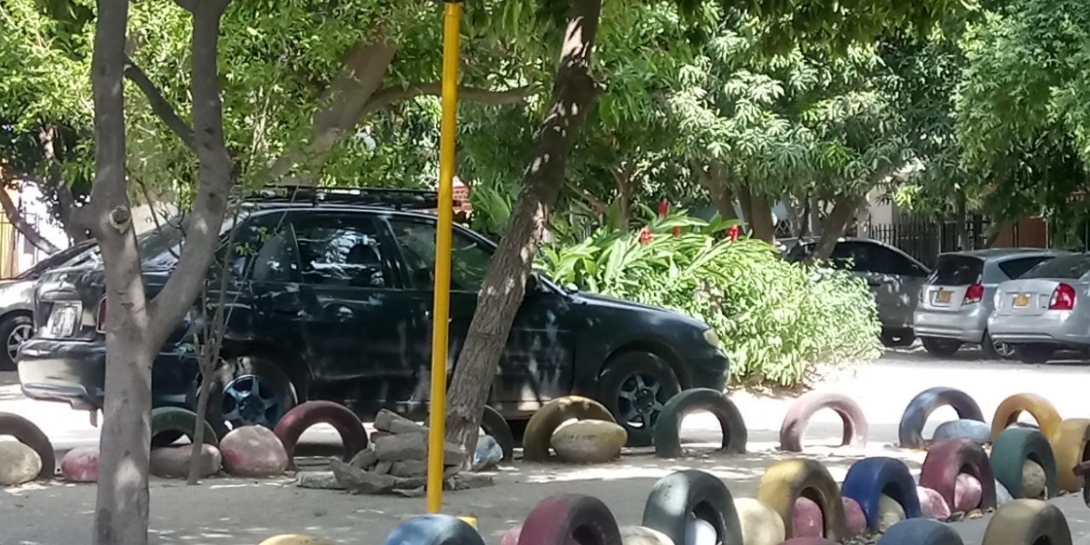 El lugar donde deben jugar los niños permanece lleno de carros. 